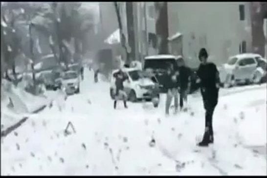 Voiture dans une pente enneigée