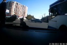Voiture se retourne au milieu du carrefour