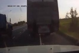 Collision d’une voiture contre un camion à l’arrêt
