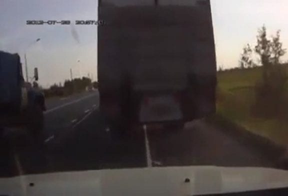 Collision d’une voiture contre un camion à l’arrêt