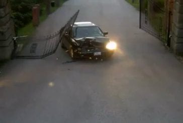 Accident de voiture avec le portail de la maison