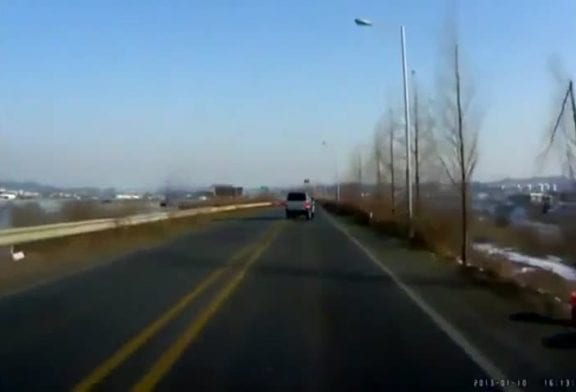 Voiture trop rapide contre un poteau