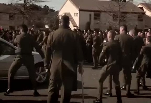 Soldats de Nouvelle-zélande rendent hommage à leurs cammarades