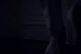 Se lever pendant la nuit pour regarder un film de cul pendant que ta copine dort