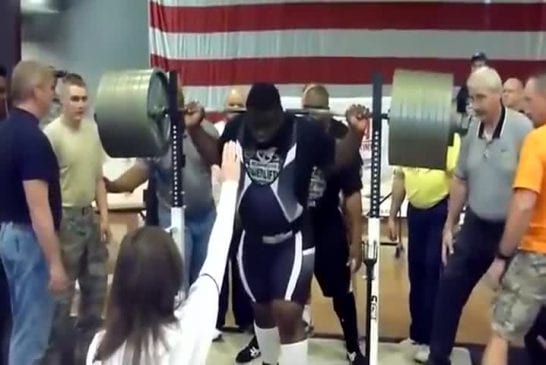 Ce bodybuilder fait un squat avec 410 kg sur les épaules