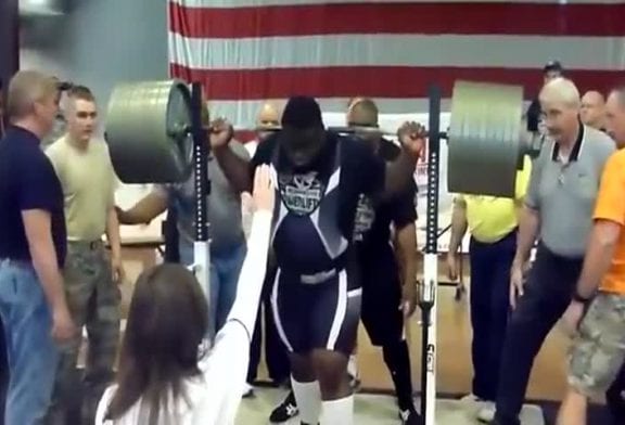 Ce bodybuilder fait un squat avec 410 kg sur les épaules