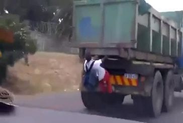 Enfant qui a raté le bus s'accroche à un camion pour aller à l'école