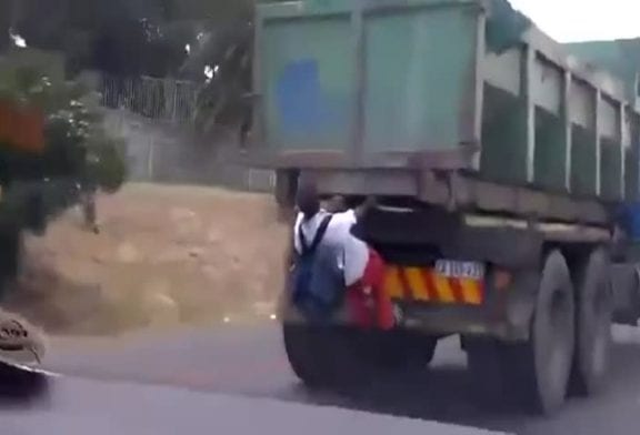 Enfant qui a raté le bus s'accroche à un camion pour aller à l'école