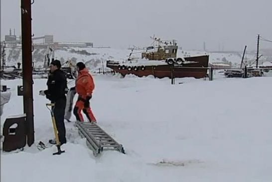 Pêcheurs russes sauvent un chien perdu sur la banquise