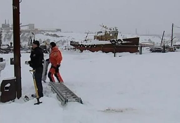 Pêcheurs russes sauvent un chien perdu sur la banquise