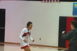 Pom-pom girl réalise un panier incroyable du milieu de terrain