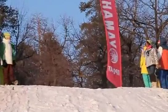 Fille chanceuse évite un skieur de justesse