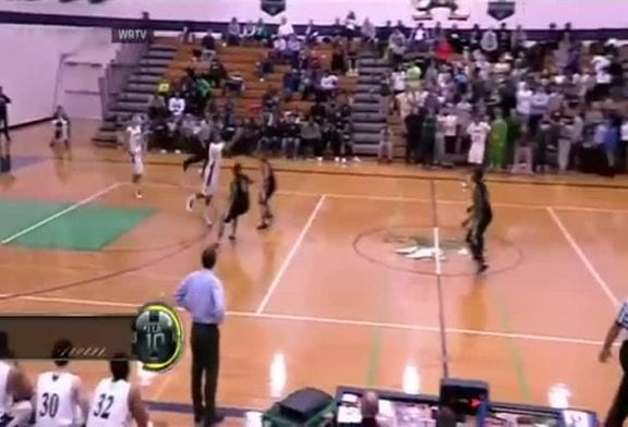 Incroyable panier de basket-ball à la dernière seconde