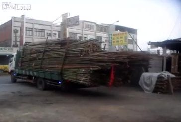 Méthode rapide pour décharger un camion de bambou