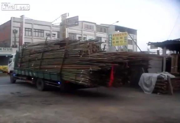 Méthode rapide pour décharger un camion de bambou