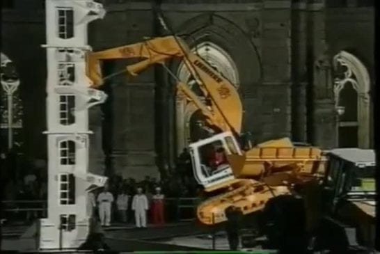 Escalader un immeuble avec une pelleteuse