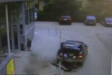 Femme détruit sa voiture dans un parking