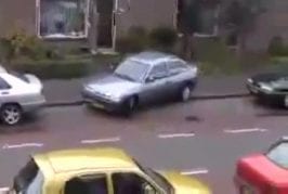 Epique de stationnement femme blonde échouer