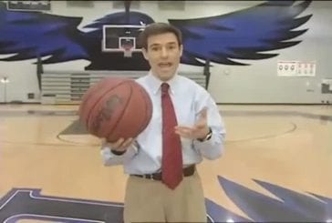 Un journaliste marque un panier de basket
