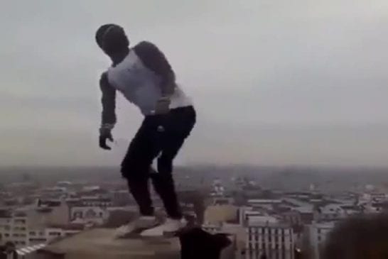 Jongler avec une balle de foot à Montmartre