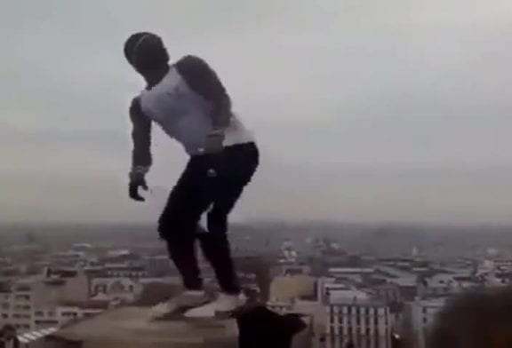 Jongler avec une balle de foot à Montmartre