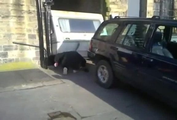 Caravane sort du garage FAIL