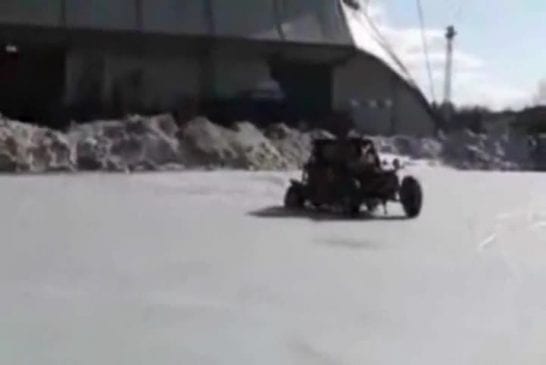 Buggy tombe dans un étang gelé