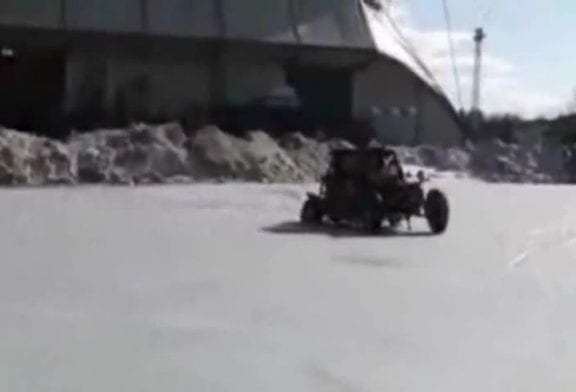 Buggy tombe dans un étang gelé