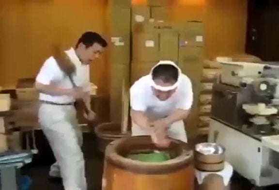 Chinois battent de la pâte fraiche