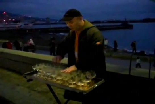 Artiste de rue fait de la musique avec des verres