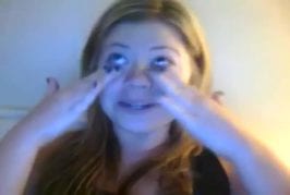 Fille hyper émotive aime vraiment les chats