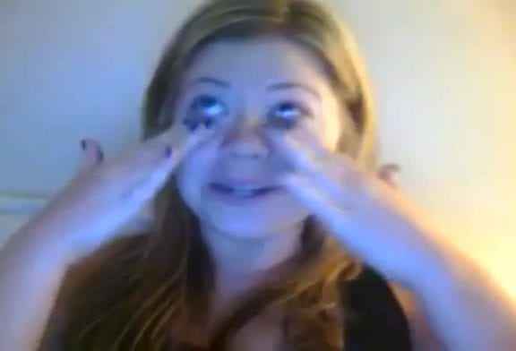 Fille hyper émotive aime vraiment les chats