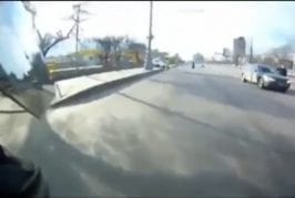 Mec chanceux en moto