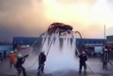 Pompiers font voler une voiture avec de l’eau