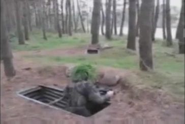 Soldat abrutis explose une grenade à ses pieds