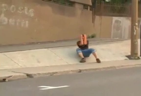 Skateboarder en colère double FAIL