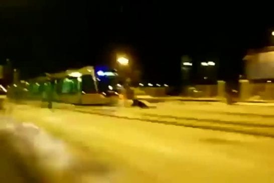 Traîneau accroché à un train en Russie