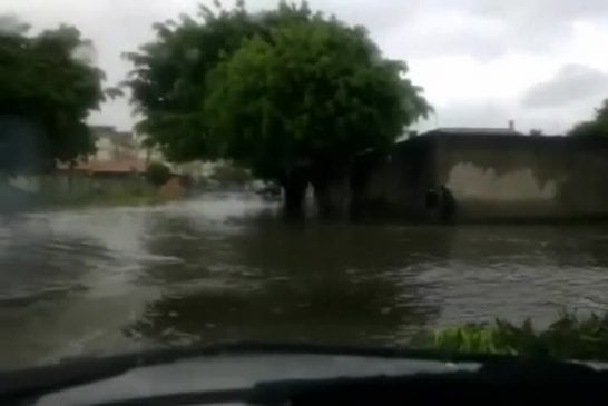 Motard roule sur une route inondée FAIL