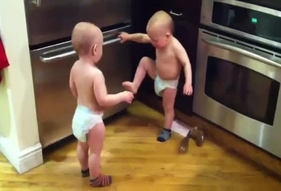 Des bébés jumeaux sont en pleine conversation