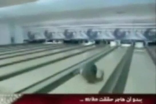 Grosse chute après un strike au bowling