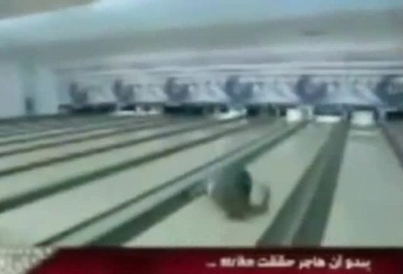 Grosse chute après un strike au bowling