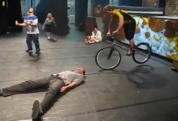 Vélo de trial au dessus d'un homme