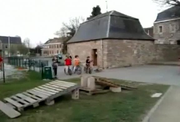 Saut en scooter en plein dans le mur