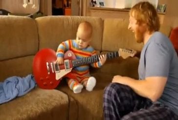 Bébé de 1 an joue à la guitare