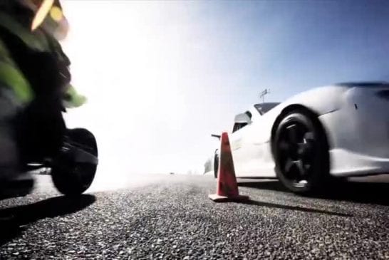 Course de moto et voiture en drift