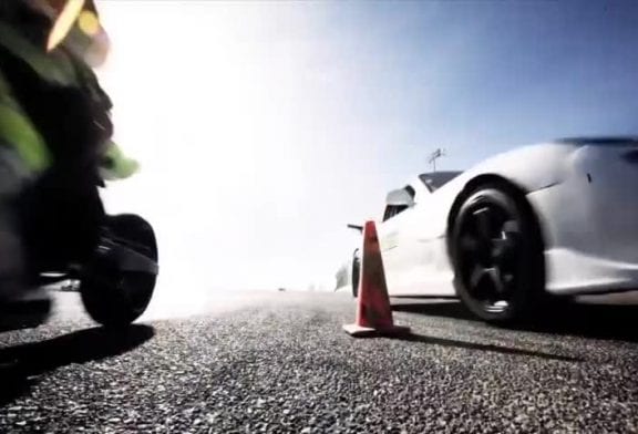 Course de moto et voiture en drift