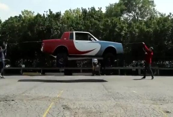 Voiture fait du saut à la corde