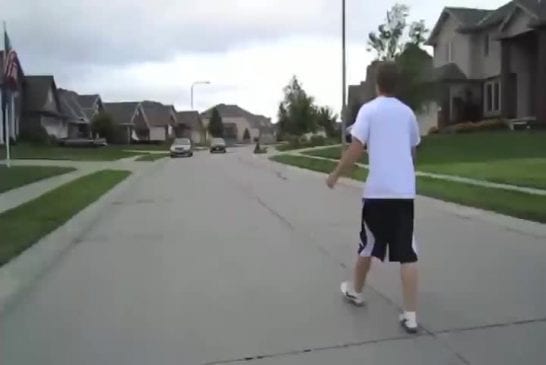 Sauter au dessus d'une voiture en mouvement