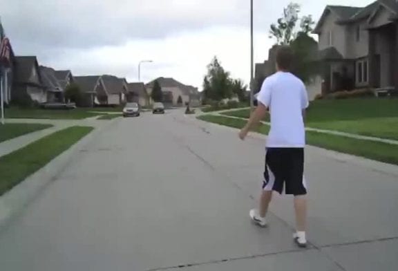 Sauter au dessus d'une voiture en mouvement