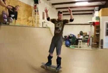 Backflip et changement de skateboard